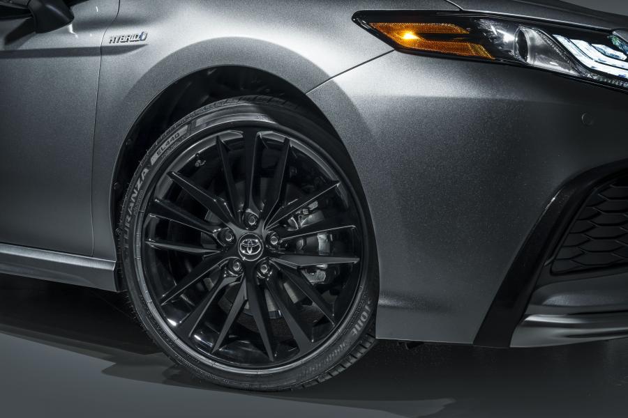 Колеса Toyota Camry Hybrid XSE 2020 года  (NA) (фото 11 из 12)